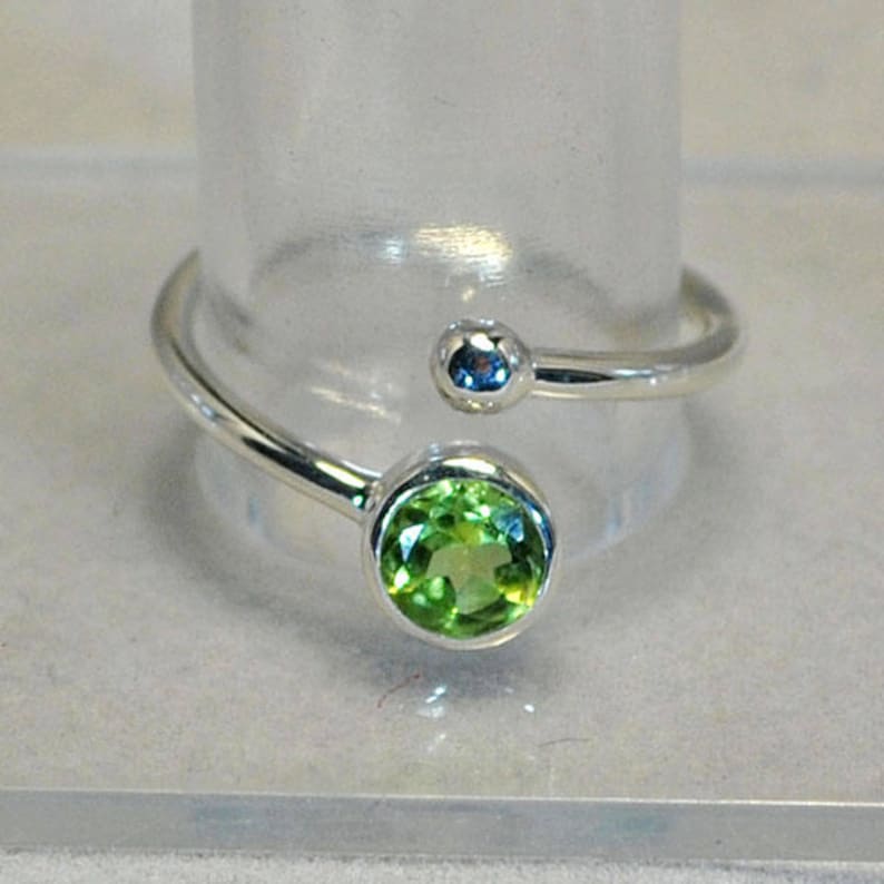 Ring in sterling silver with peridot setting