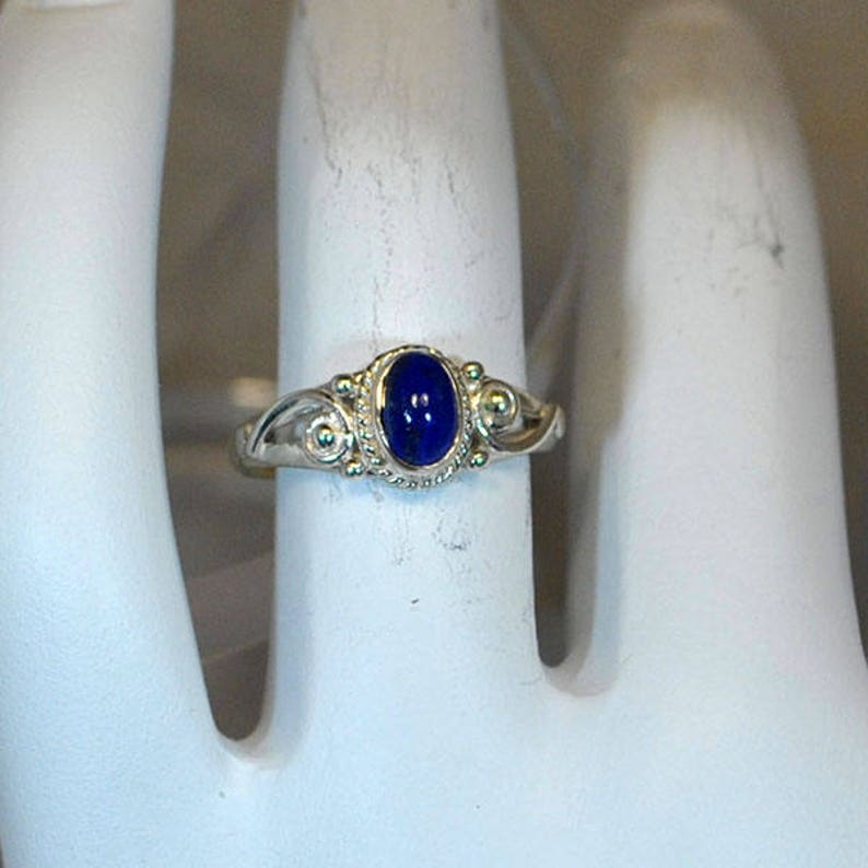 Ring in sterling silver with lapis setting