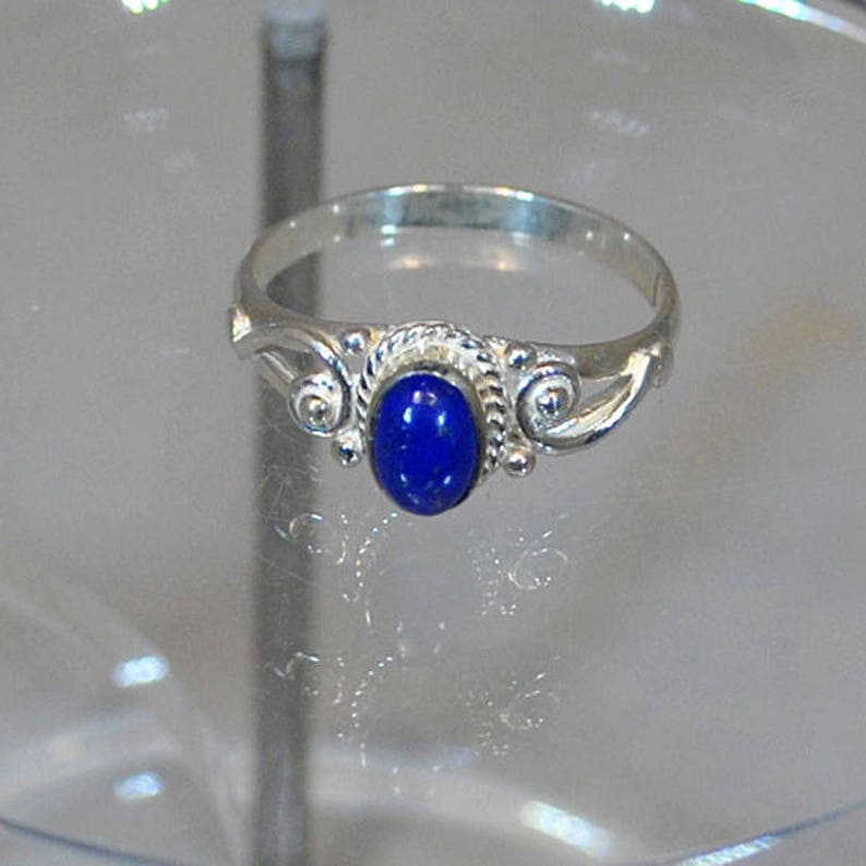 Ring in sterling silver with lapis setting