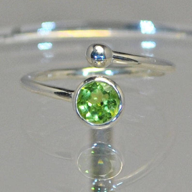 Ring in sterling silver with peridot setting