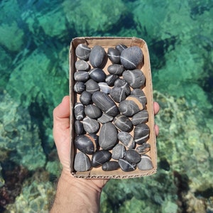 40 wishing stones.Black smooth,beach pebbles with natural quartz stripes.Witch gift.Lucky stones