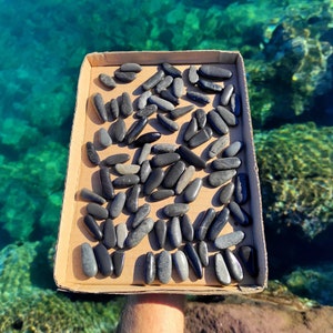 80 elongated,natural,black and dark gray,smooth,beach pebbles.Oblonged beach stones.Finger stones 2.5-4.5cm (1&quot;-1.8&quot;)