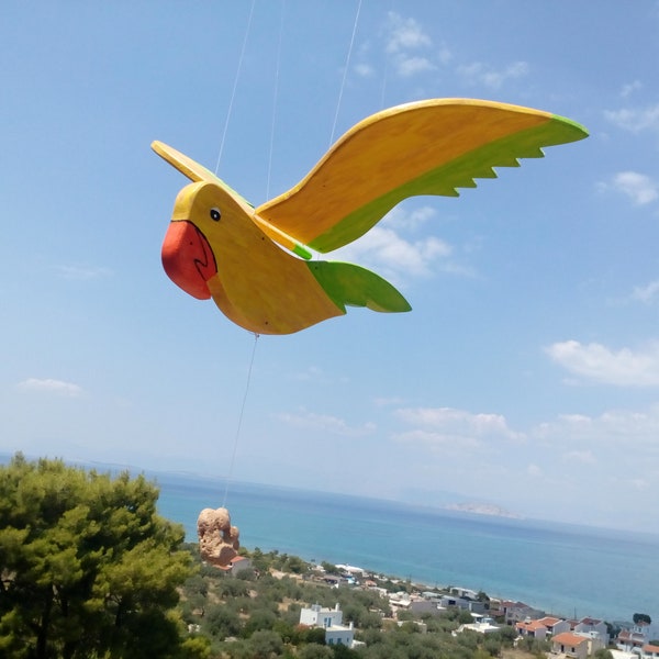 Mobile de perroquet volant en bois coloré.Mobile de pépinière.Décor de jardin-balcon.