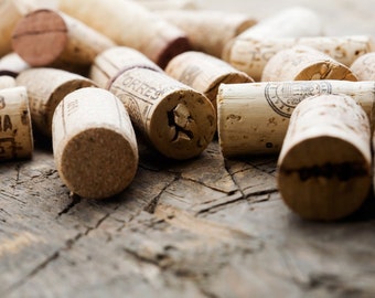900 Used Wine Corks - Premium Real Corks from Europe - Ideal for Craft - Corkboard - Christmas Decoration - Dartboard Surround - Soil Enrich