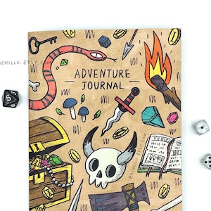 Op de afbeelding: Een bruin notitieboekje met een kleurrijke illustratie van een schedel, een schatkist, een zwaard, een slang en andere fantastische avonturenvoorwerpen. De omslag van het notitieboekje staat "Adventure Journal".