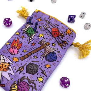 Puede incluir: Bolsa de dados morada con cierre de cordón y borlas doradas. La bolsa está impresa con un diseño de dibujos animados coloridos de dados, hachas y otras imágenes de temática fantástica. El texto "RACHILLU.COM" está impreso en la bolsa.
