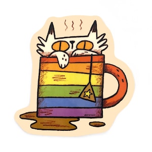 Puede incluir: Una pegatina con un gato de dibujos animados relajándose en una taza de té con los colores del arcoíris. El gato es blanco con detalles negros, y la taza tiene un asa marrón y una bolsita de té con una estrella. Fondo beige claro.