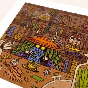 Pu&ograve; includere: Un'illustrazione stravagante raffigura una scena mistica con una creatura che indossa un cappello arancione e fogliame verde. L'opera presenta un gufo in gabbia, scaffali con pozioni e una tazza da t&egrave;. La tavolozza dei colori include marroni, verdi e gialli, creando un tema fantasy.