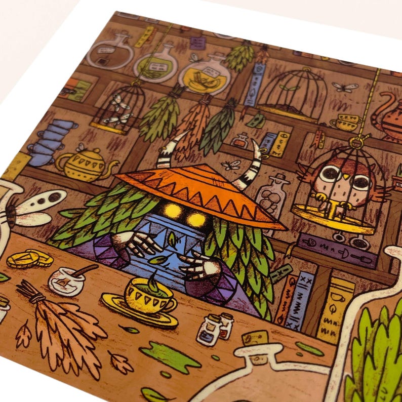 Pu&ograve; includere: Un'illustrazione stravagante raffigura una scena mistica con una creatura che indossa un cappello arancione e fogliame verde. L'opera presenta un gufo in gabbia, scaffali con pozioni e una tazza da t&egrave;. La tavolozza dei colori include marroni, verdi e gialli, creando un tema fantasy.