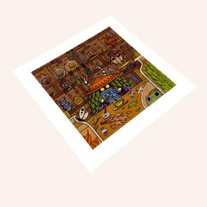 Pu&ograve; includere: Illustrazione stravagante con un personaggio con un cappello di paglia e abiti di foglie, circondato da tazze da t&egrave;, bottiglie e scaffali pieni di curiosit&agrave;. L'opera d'arte ha una calda tavolozza di colori con linee dettagliate.