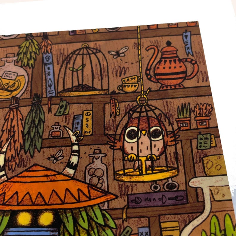 Pu&ograve; includere: Un'illustrazione stravagante con un gufo marrone in gabbia, sullo sfondo di scaffali pieni di barattoli, libri e piante. L'opera d'arte ha una calda tavolozza di colori con tonalit&agrave; arancioni, marroni e verdi, creando un'atmosfera accogliente.