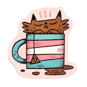 Sticker chat fierté trans, chaton brun dans une tasse de thé aux couleurs du drapeau transgenres, art subtil de la fierté gay lgbt, joli sticker durable