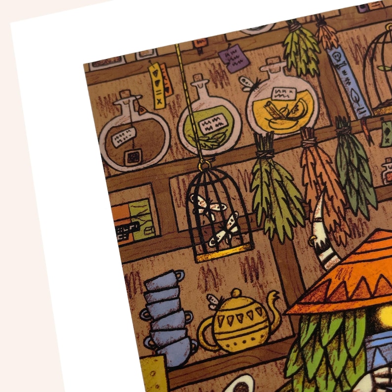 Pu&ograve; includere: Illustrazione di un interno di una bottega di un'apotheca stravagante. L'immagine presenta scaffali con bottiglie di vetro, una gabbia per uccelli con farfalle e mazzi di erbe. Sono visibili anche una pila di tazze blu e una teiera gialla.