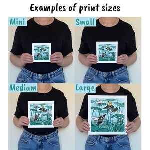 Pu&ograve; includere: Immagine che mostra esempi di formati di stampa: Mini, Small, Medium e Large. Ogni stampa presenta un'illustrazione stravagante di uccelli in uno stagno con ninfee. Le stampe sono tenute da una persona che indossa una maglietta nera e jeans blu. Il testo in alto recita "Examples of print sizes."