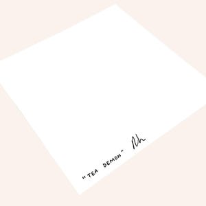 Pu&ograve; includere: Un foglio di carta bianco con la scritta "TEA DEMON" in nero, con un carattere scritto a mano. La carta &egrave; angolata, con una firma nell'angolo. Lo sfondo &egrave; di colore pesca chiaro.