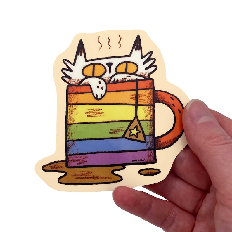 Pu&ograve; includere: Un adesivo con un gatto dei cartoni animati in una tazza di t&egrave; a righe arcobaleno. Il gatto ha gli occhi arancioni e vapore che esce dalla sua testa. Una bustina di t&egrave; con una stella &egrave; nella tazza. L'adesivo ha uno sfondo beige chiaro.