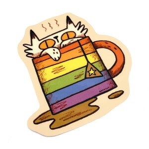 Pu&ograve; includere: Un adesivo raffigurante un gatto dei cartoni animati in una tazza a righe arcobaleno. Il gatto ha gli occhi arancioni e sbircia oltre il bordo. La tazza ha un design a forma di stella e la parola "RACHILLU" &egrave; stampata sul lato. Liquido marrone fuoriesce dalla tazza.