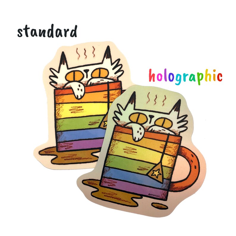 Pu&ograve; includere: Due adesivi raffiguranti un gatto bianco che sbuca da una tazza a righe arcobaleno. Uno &egrave; standard, l'altro olografico. La parola "standard" &egrave; sopra il primo adesivo e "holographic" sopra il secondo.