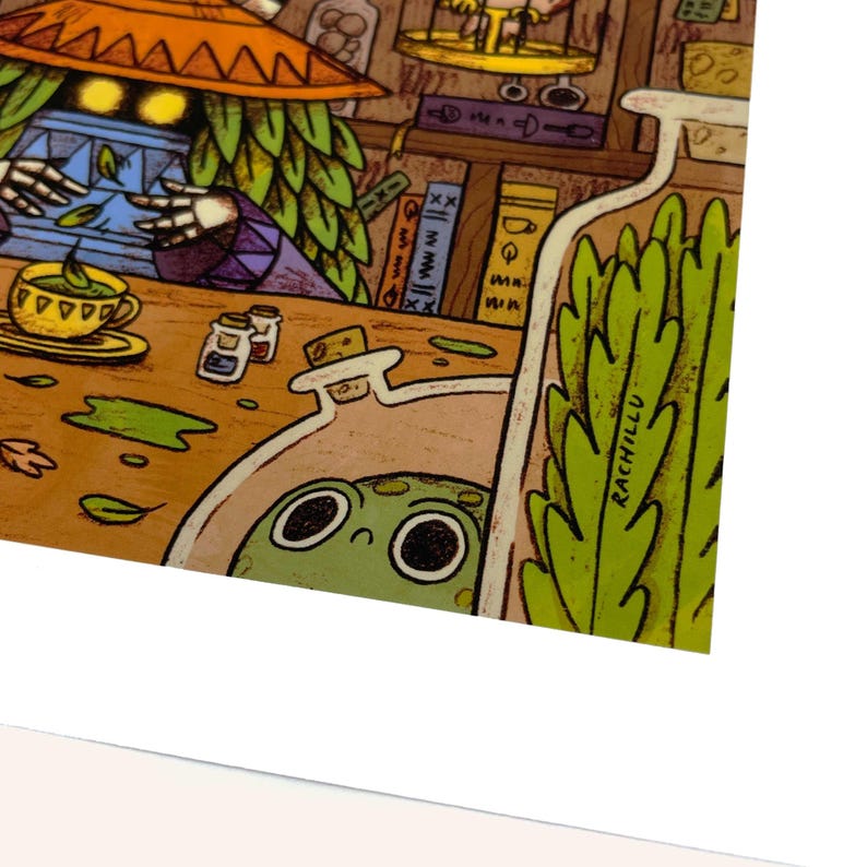 Pu&ograve; includere: Illustrazione stravagante con una rana dagli occhi verdi in un barattolo di vetro, con una figura simile a una strega sullo sfondo. L'opera d'arte ha una calda tavolozza di colori con dettagli come una tazza da t&egrave;, barattoli e libri.