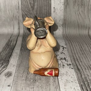 Figura coleccionable vintage &quot;Pigtails&quot; - Bebedor de cerveza bebiendo