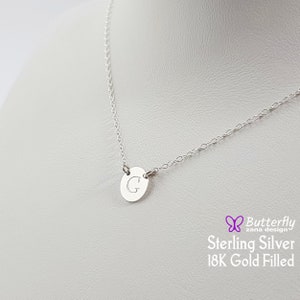 Collar de disco pequeño de plata - colgante de círculo de letras grabadas - collar personalizado delicado, delicado y cotidiano - collar de etiqueta larga en capas
