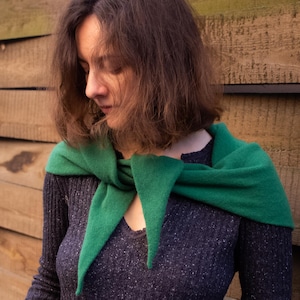 Baktus en laine mérinos verte irlandaise, petit châle bohème tendance, foulard triangulaire unisexe, petit châle en tricot