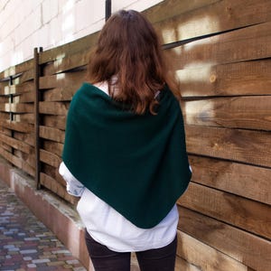 グリーンの三角ヘッドスカーフ（ユニセックス）、メリノカシミア30%のバクタス、トレンド感のある小ぶりなボヘミアン風ショールラップ、素朴なニットハンカチ、バブーシュカハット