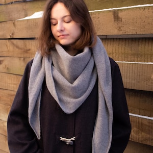Sciarpa triangolare oversize unisex, in lana merino grigia Bactus, scialle boho leggero alla moda, fazzoletto rustico