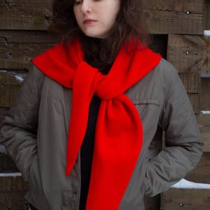 Merino 100% Triangle Bright Red Head Scarf Unisex, Flamme texture Trendy Small Boho Shawl Wrap, Knitted Wool Baktus