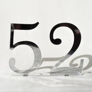 classic table numbers on the base || mirror acrylic table numbers for your wedding table decor