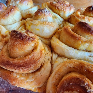 Orange Sweet Rolls, Party Food, Orange Buns, Breakfast Bread, Sweet Rolls, Sweet Buns, Holiday Bread, Yeast Rolls, Hand-Crafted Bread