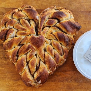 Cinnamon Roll Heart, Party Food, Cinnamon Buns, Breakfast, Sweet Rolls, Holiday Bread, Yeast Rolls, Hand-Crafted Bread, Valentine&#39;s Day