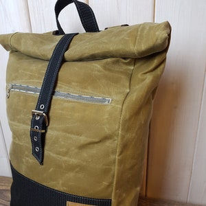 Rucksack mit Falttop aus sandfarbenem gewachsten Canvas, sac à dos en toile cirée beige foncé avec dessus plié (pas de cuir)