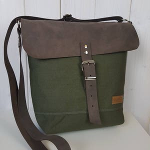 Umhängetasche aus gewachstem Segeltuch in oliv mit Klappe aus Rindsleder, olive-coloured waxed canvas and leather flap bag