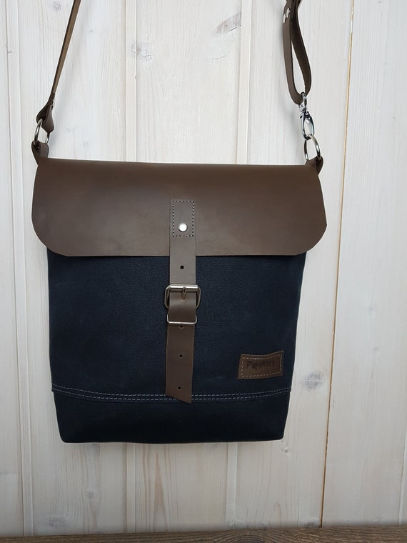 Umhängetasche aus gewachstem Segeltuch in schwarz mit Klappe aus  Rindsleder, black waxed canvas and leather flap bag