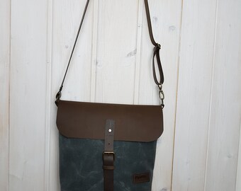 Umhängetasche aus gewachstem Segeltuch in grau mit Klappe aus Rindsleder,  grey waxed canvas and leather flap bag
