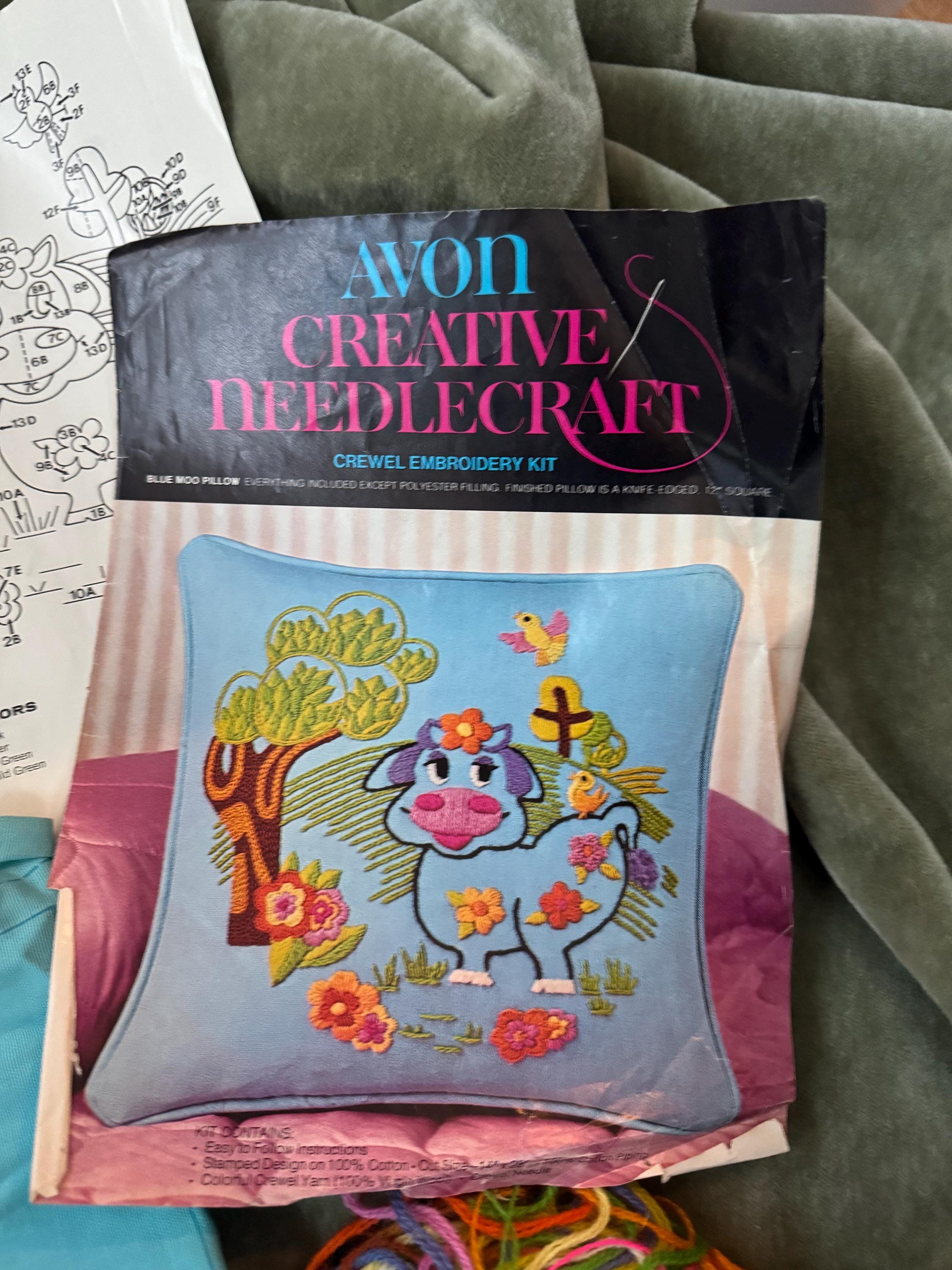 Kit De Broderie Vintage Avon Creative Needlecraft 1973 - Motif Vache Bleue, Coussin, Complet
