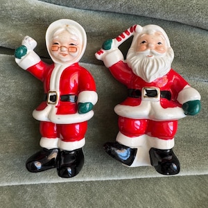 Vintage Mr and Mrs Clause Christmas ceramic salt and pepper shakers, retro salt and pepper shakers 60s 70s