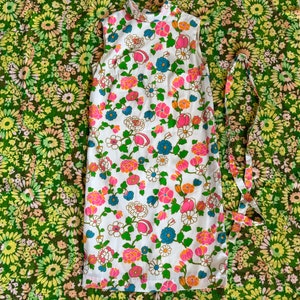 Vintage 1960s mod flower power mini dress, floral flower white 60s dress, sleeveless 60s mod mini dress with tie belt