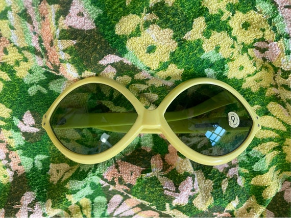 Vintage 1960s Mod Sunglasses: Light Yellow Retro Deadstock  display picture 3