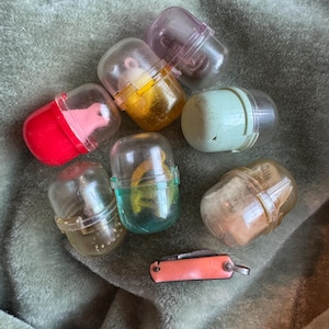 Vintage gumball machine toys and containers lot, retro small minis 9 items in total, retro minis with plastic containers