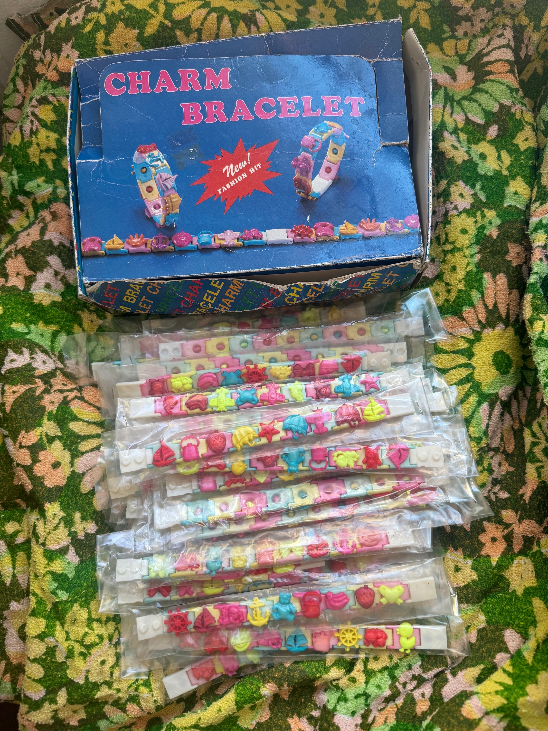 Lote de pulseras de plástico vintage de los años 80: Charms de campana, caja original