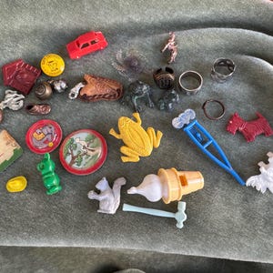 Vintage Cracker Jack toys and miniatures lot, retro Cracker Jack toys and small minis 29 items in total, retro cracker jack plastic metal
