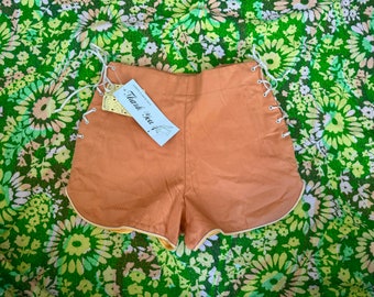 Pantaloncini vintage anni '70 con lacci deadstock con etichette originali, pantaloncini corti arancioni con lacci degli anni '70, pantaloncini arancioni in cotone 25 in vita, pantaloncini in pizzo laterali