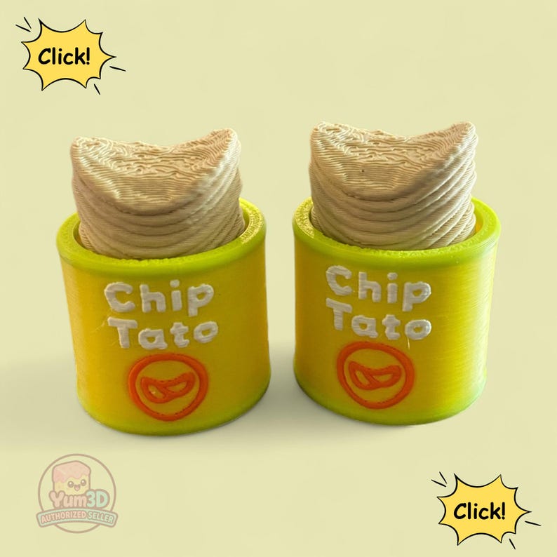 K&ouml;nnte beinhalten: Zwei gelb-gr&uuml;ne Chip Tato-Beh&auml;lter mit einem Stapel Chips. Die Beh&auml;lter tragen die wei&szlig;en Worte "Chip Tato" und ein rotes Chip-Logo. Die Chips sind beige und scheinen gestapelt zu sein.