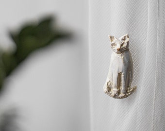 Cat brooch, Animal brooch, Polymer clay brooch, White cat brooch, Handmade, Gift, Cat Pin, Polymer clay pin, Aesthetic brooch, Outfit decor