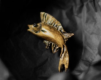 Goldene Fisch Brosche handgemachte Polymer Clay, Fisch Anstecknadel, Meeresleben Schmuck, Gold Tier Brosche, einzigartiges Geschenk für sie, Ozean inspirierter Kunst Schmuck