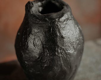Jarrón escultural negro, jarrón decorativo hecho a mano, decoración para el hogar estilo Wabi Sabi, centro de mesa rústico moderno, jarrón grande texturizado, elemento decorativo llamativo.