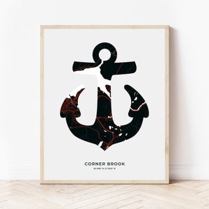 Puede incluir: Un ancla en blanco y negro con un contorno rojo, llena de un mapa de Corner Brook, Terranova, Canadá. El texto "CORNER BROOK 48.9490° N, 57.9933° W" está debajo del ancla.
