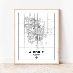 Könnte beinhalten: Schwarz-weiß-Kartendruck von Airdrie, Alberta, mit einer Kompassrose und dem Städtenamen in Fettdruck.